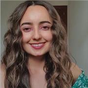 Bueno me defino como una mujer de habilidades y comprensión con niños.